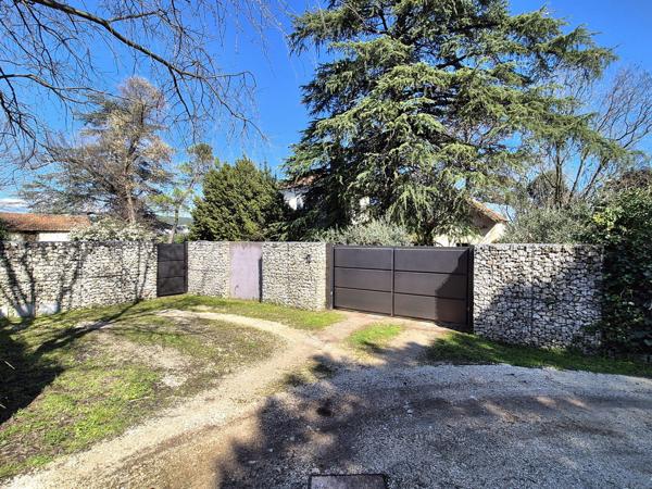 Maison familiale avec dépendances et terrain 1450 m2 Alès (30100)