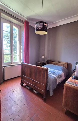 Maison familiale avec dépendances et terrain 1450 m2 Alès (30100)