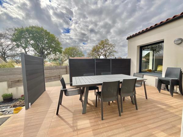 Maison de plain-pied, 5 chambres, dans le bourg de Mouilleron