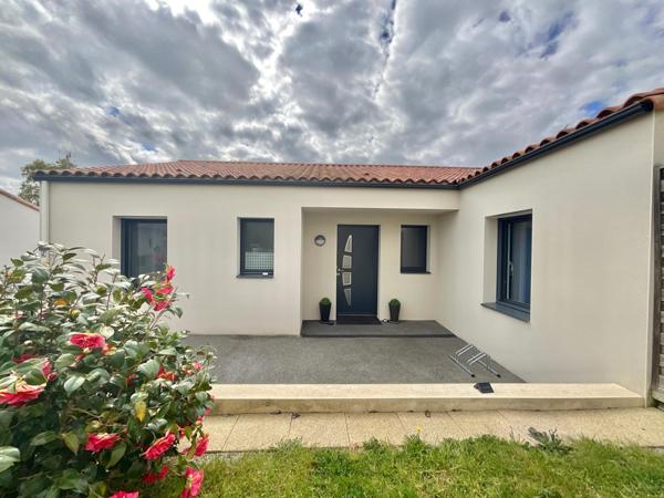 Maison de plain-pied, 5 chambres, dans le bourg de Mouilleron