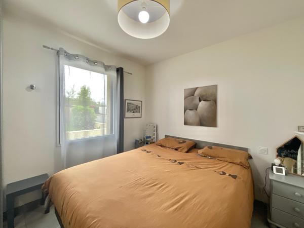 Maison de plain-pied, 5 chambres, dans le bourg de Mouilleron