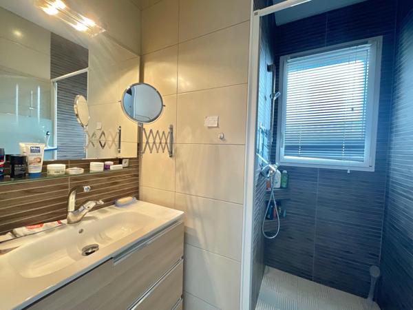 Maison de plain-pied, 5 chambres, dans le bourg de Mouilleron
