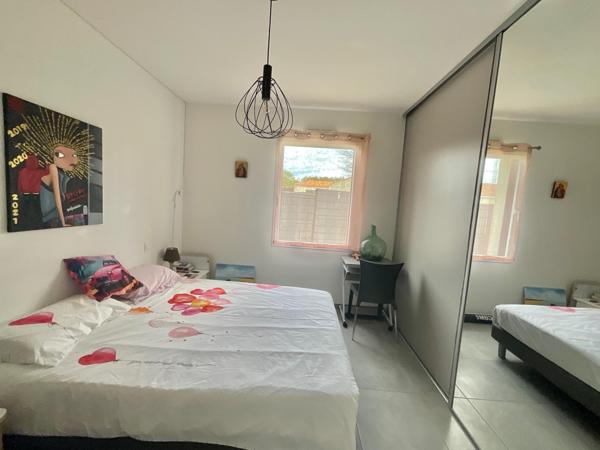 Maison de plain-pied, 5 chambres, dans le bourg de Mouilleron
