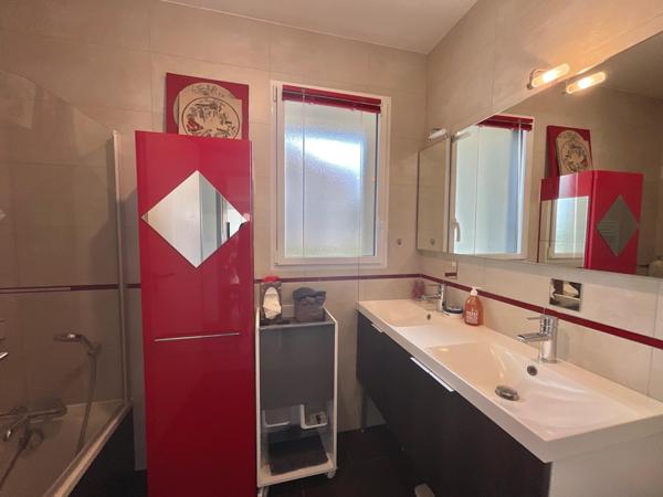 Maison de plain-pied, 5 chambres, dans le bourg de Mouilleron