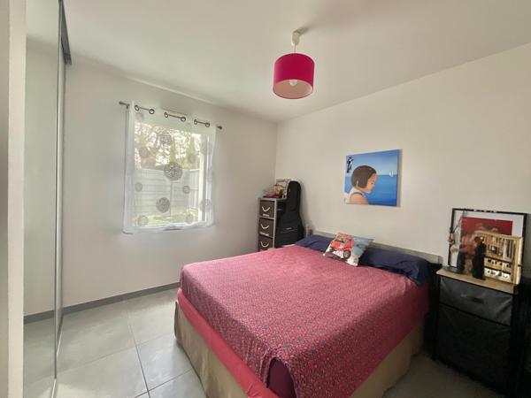 Maison de plain-pied, 5 chambres, dans le bourg de Mouilleron