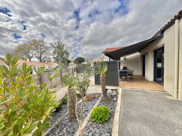 Maison de plain-pied, 5 chambres, dans le bourg de Mouilleron