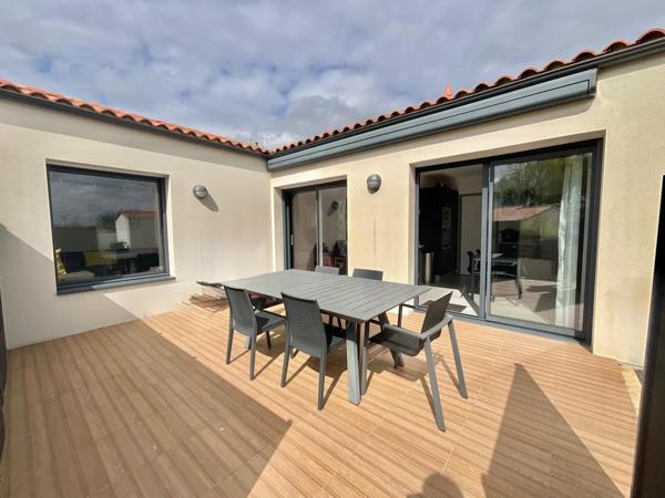 Maison de plain-pied, 5 chambres, dans le bourg de Mouilleron