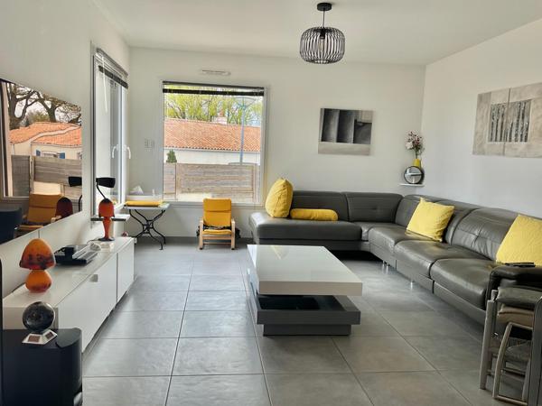 Maison de plain-pied, 5 chambres, dans le bourg de Mouilleron