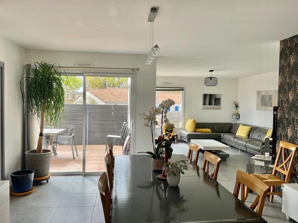 Maison de plain-pied, 5 chambres, dans le bourg de Mouilleron