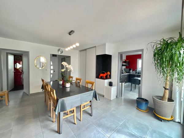 Maison de plain-pied, 5 chambres, dans le bourg de Mouilleron