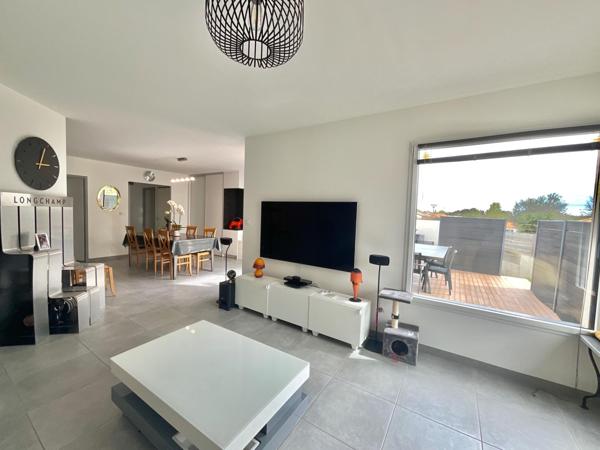 Maison de plain-pied, 5 chambres, dans le bourg de Mouilleron