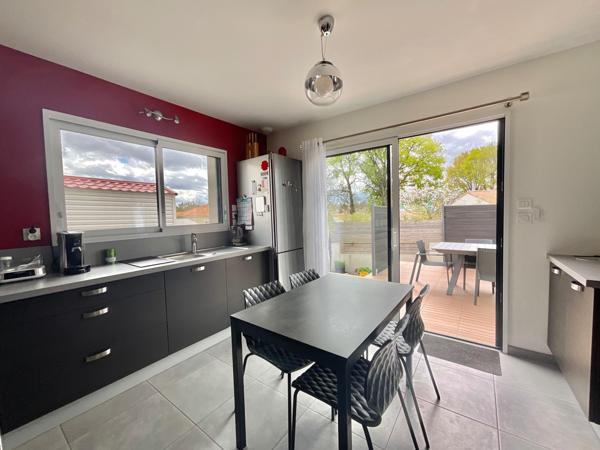 Maison de plain-pied, 5 chambres, dans le bourg de Mouilleron