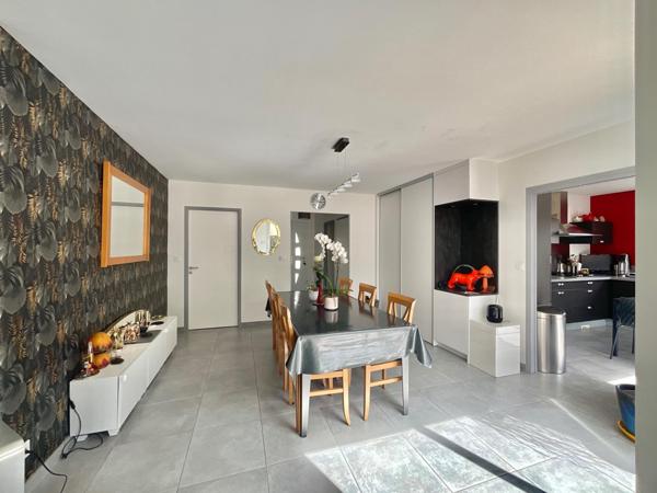 Maison de plain-pied, 5 chambres, dans le bourg de Mouilleron