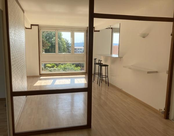 Appartement T3 à vendre ROUEN rive droite, surface habitable 75 m2 + cave + 2 places de parking.