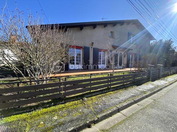 À L'UNION, située dans un environnement très calme, cette belle maison de 186 m² offre de généreux volumes et un cadre de vie agréable sur une parcelle de 560 m² entièrement arborée et clôturée.
Au rez-de-chaussée, vous découvrirez une entrée, un vaste salon/salle à manger baigné de lumière et agrémenté d’une cheminée avec insert, une cuisine indépendante équipée et aménagée, trois belles chambres avec placards, une salle de bain avec douche ainsi qu’un WC séparé.
À l’étage, accessible par une entrée indépendante, se trouvent trois grandes chambres supplémentaires et une salle d’eau, offrant de nombreuses possibilités (famille nombreuse, espace indépendant, profession libérale…).
LES PLUS! Un grand garage avec carport, une véranda, une mezzanine agréable, ainsi qu’un vaste grenier aménageable. Climatisation réversible au rez-de-chaussée. A proximité des axes routiers et de toutes les commodités, cette maison allie confort, espace et tranquillité. Travaux de rafraichissement à prévoir. À VISITER SANS TARDER ! Une conseillère 6/7jrs.