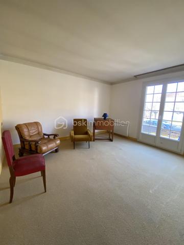 À L'UNION, située dans un environnement très calme, cette belle maison de 186 m² offre de généreux volumes et un cadre de vie agréable sur une parcelle de 560 m² entièrement arborée et clôturée.
Au rez-de-chaussée, vous découvrirez une entrée, un vaste salon/salle à manger baigné de lumière et agrémenté d’une cheminée avec insert, une cuisine indépendante équipée et aménagée, trois belles chambres avec placards, une salle de bain avec douche ainsi qu’un WC séparé.
À l’étage, accessible par une entrée indépendante, se trouvent trois grandes chambres supplémentaires et une salle d’eau, offrant de nombreuses possibilités (famille nombreuse, espace indépendant, profession libérale…).
LES PLUS! Un grand garage avec carport, une véranda, une mezzanine agréable, ainsi qu’un vaste grenier aménageable. Climatisation réversible au rez-de-chaussée. A proximité des axes routiers et de toutes les commodités, cette maison allie confort, espace et tranquillité. Travaux de rafraichissement à prévoir. À VISITER SANS TARDER ! Une conseillère 6/7jrs.