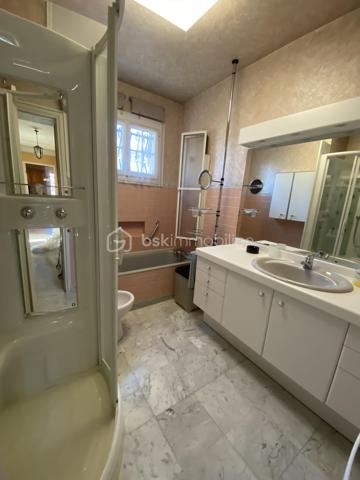À L'UNION, située dans un environnement très calme, cette belle maison de 186 m² offre de généreux volumes et un cadre de vie agréable sur une parcelle de 560 m² entièrement arborée et clôturée.
Au rez-de-chaussée, vous découvrirez une entrée, un vaste salon/salle à manger baigné de lumière et agrémenté d’une cheminée avec insert, une cuisine indépendante équipée et aménagée, trois belles chambres avec placards, une salle de bain avec douche ainsi qu’un WC séparé.
À l’étage, accessible par une entrée indépendante, se trouvent trois grandes chambres supplémentaires et une salle d’eau, offrant de nombreuses possibilités (famille nombreuse, espace indépendant, profession libérale…).
LES PLUS! Un grand garage avec carport, une véranda, une mezzanine agréable, ainsi qu’un vaste grenier aménageable. Climatisation réversible au rez-de-chaussée. A proximité des axes routiers et de toutes les commodités, cette maison allie confort, espace et tranquillité. Travaux de rafraichissement à prévoir. À VISITER SANS TARDER ! Une conseillère 6/7jrs.
