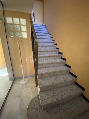 À L'UNION, située dans un environnement très calme, cette belle maison de 186 m² offre de généreux volumes et un cadre de vie agréable sur une parcelle de 560 m² entièrement arborée et clôturée.
Au rez-de-chaussée, vous découvrirez une entrée, un vaste salon/salle à manger baigné de lumière et agrémenté d’une cheminée avec insert, une cuisine indépendante équipée et aménagée, trois belles chambres avec placards, une salle de bain avec douche ainsi qu’un WC séparé.
À l’étage, accessible par une entrée indépendante, se trouvent trois grandes chambres supplémentaires et une salle d’eau, offrant de nombreuses possibilités (famille nombreuse, espace indépendant, profession libérale…).
LES PLUS! Un grand garage avec carport, une véranda, une mezzanine agréable, ainsi qu’un vaste grenier aménageable. Climatisation réversible au rez-de-chaussée. A proximité des axes routiers et de toutes les commodités, cette maison allie confort, espace et tranquillité. Travaux de rafraichissement à prévoir. À VISITER SANS TARDER ! Une conseillère 6/7jrs.