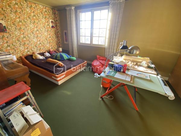 À L'UNION, située dans un environnement très calme, cette belle maison de 186 m² offre de généreux volumes et un cadre de vie agréable sur une parcelle de 560 m² entièrement arborée et clôturée.
Au rez-de-chaussée, vous découvrirez une entrée, un vaste salon/salle à manger baigné de lumière et agrémenté d’une cheminée avec insert, une cuisine indépendante équipée et aménagée, trois belles chambres avec placards, une salle de bain avec douche ainsi qu’un WC séparé.
À l’étage, accessible par une entrée indépendante, se trouvent trois grandes chambres supplémentaires et une salle d’eau, offrant de nombreuses possibilités (famille nombreuse, espace indépendant, profession libérale…).
LES PLUS! Un grand garage avec carport, une véranda, une mezzanine agréable, ainsi qu’un vaste grenier aménageable. Climatisation réversible au rez-de-chaussée. A proximité des axes routiers et de toutes les commodités, cette maison allie confort, espace et tranquillité. Travaux de rafraichissement à prévoir. À VISITER SANS TARDER ! Une conseillère 6/7jrs.