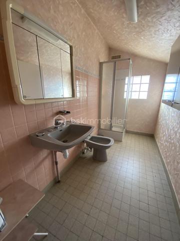 À L'UNION, située dans un environnement très calme, cette belle maison de 186 m² offre de généreux volumes et un cadre de vie agréable sur une parcelle de 560 m² entièrement arborée et clôturée.
Au rez-de-chaussée, vous découvrirez une entrée, un vaste salon/salle à manger baigné de lumière et agrémenté d’une cheminée avec insert, une cuisine indépendante équipée et aménagée, trois belles chambres avec placards, une salle de bain avec douche ainsi qu’un WC séparé.
À l’étage, accessible par une entrée indépendante, se trouvent trois grandes chambres supplémentaires et une salle d’eau, offrant de nombreuses possibilités (famille nombreuse, espace indépendant, profession libérale…).
LES PLUS! Un grand garage avec carport, une véranda, une mezzanine agréable, ainsi qu’un vaste grenier aménageable. Climatisation réversible au rez-de-chaussée. A proximité des axes routiers et de toutes les commodités, cette maison allie confort, espace et tranquillité. Travaux de rafraichissement à prévoir. À VISITER SANS TARDER ! Une conseillère 6/7jrs.
