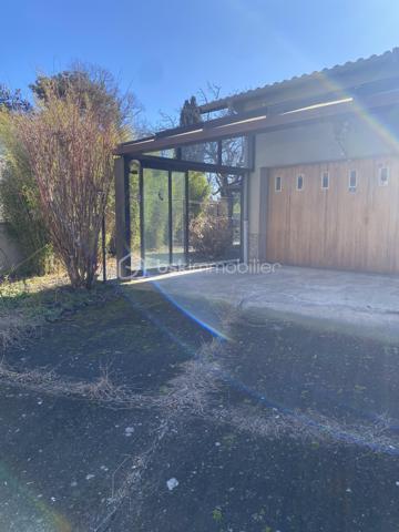 À L'UNION, située dans un environnement très calme, cette belle maison de 186 m² offre de généreux volumes et un cadre de vie agréable sur une parcelle de 560 m² entièrement arborée et clôturée.
Au rez-de-chaussée, vous découvrirez une entrée, un vaste salon/salle à manger baigné de lumière et agrémenté d’une cheminée avec insert, une cuisine indépendante équipée et aménagée, trois belles chambres avec placards, une salle de bain avec douche ainsi qu’un WC séparé.
À l’étage, accessible par une entrée indépendante, se trouvent trois grandes chambres supplémentaires et une salle d’eau, offrant de nombreuses possibilités (famille nombreuse, espace indépendant, profession libérale…).
LES PLUS! Un grand garage avec carport, une véranda, une mezzanine agréable, ainsi qu’un vaste grenier aménageable. Climatisation réversible au rez-de-chaussée. A proximité des axes routiers et de toutes les commodités, cette maison allie confort, espace et tranquillité. Travaux de rafraichissement à prévoir. À VISITER SANS TARDER ! Une conseillère 6/7jrs.