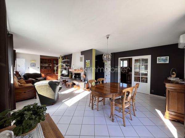 À découvrir dans le secteur recherché de Choudy, cette maison individuelle de 172 m² habitables offre un cadre de vie calme et agréable, idéal pour une famille.

Édifiée sur un terrain d’environ 614 m², cette maison bien entretenue est répartie sur trois niveaux et propose de beaux volumes ainsi qu’une organisation particulièrement fonctionnelle.

Au rez-de-chaussée, vous trouverez un studio indépendant, idéal pour recevoir ou encore pour un éventuel revenu locatif. Ce niveau dispose également d’un garage double et d’une cuisine d’été et d'un cellier.

Le niveau principal se compose d’un agréable double séjour, d’une cuisine indépendante (possibilité d'ouvrir ), de deux chambres, d’un bureau et d’une salle de bains.

Au deuxième étage, deux grandes chambres viennent compléter l’espace nuit et offrent de nombreuses possibilités d’aménagement selon les besoins de la famille.

Cette maison séduit par son calme, ses volumes généreux et sa configuration familiale, avec notamment la possibilité de disposer d’un espace indépendant au rez-de-chaussée.

Un ascenseur permet d'accéder au 1 er depuis le rez de chaussée.

Un bien rare sur le secteur, à découvrir sans tarder !
