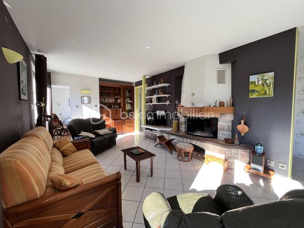 À découvrir dans le secteur recherché de Choudy, cette maison individuelle de 172 m² habitables offre un cadre de vie calme et agréable, idéal pour une famille.

Édifiée sur un terrain d’environ 614 m², cette maison bien entretenue est répartie sur trois niveaux et propose de beaux volumes ainsi qu’une organisation particulièrement fonctionnelle.

Au rez-de-chaussée, vous trouverez un studio indépendant, idéal pour recevoir ou encore pour un éventuel revenu locatif. Ce niveau dispose également d’un garage double et d’une cuisine d’été et d'un cellier.

Le niveau principal se compose d’un agréable double séjour, d’une cuisine indépendante (possibilité d'ouvrir ), de deux chambres, d’un bureau et d’une salle de bains.

Au deuxième étage, deux grandes chambres viennent compléter l’espace nuit et offrent de nombreuses possibilités d’aménagement selon les besoins de la famille.

Cette maison séduit par son calme, ses volumes généreux et sa configuration familiale, avec notamment la possibilité de disposer d’un espace indépendant au rez-de-chaussée.

Un ascenseur permet d'accéder au 1 er depuis le rez de chaussée.

Un bien rare sur le secteur, à découvrir sans tarder !
