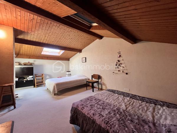 À découvrir dans le secteur recherché de Choudy, cette maison individuelle de 172 m² habitables offre un cadre de vie calme et agréable, idéal pour une famille.

Édifiée sur un terrain d’environ 614 m², cette maison bien entretenue est répartie sur trois niveaux et propose de beaux volumes ainsi qu’une organisation particulièrement fonctionnelle.

Au rez-de-chaussée, vous trouverez un studio indépendant, idéal pour recevoir ou encore pour un éventuel revenu locatif. Ce niveau dispose également d’un garage double et d’une cuisine d’été et d'un cellier.

Le niveau principal se compose d’un agréable double séjour, d’une cuisine indépendante (possibilité d'ouvrir ), de deux chambres, d’un bureau et d’une salle de bains.

Au deuxième étage, deux grandes chambres viennent compléter l’espace nuit et offrent de nombreuses possibilités d’aménagement selon les besoins de la famille.

Cette maison séduit par son calme, ses volumes généreux et sa configuration familiale, avec notamment la possibilité de disposer d’un espace indépendant au rez-de-chaussée.

Un ascenseur permet d'accéder au 1 er depuis le rez de chaussée.

Un bien rare sur le secteur, à découvrir sans tarder !