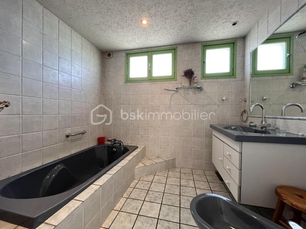 À découvrir dans le secteur recherché de Choudy, cette maison individuelle de 172 m² habitables offre un cadre de vie calme et agréable, idéal pour une famille.

Édifiée sur un terrain d’environ 614 m², cette maison bien entretenue est répartie sur trois niveaux et propose de beaux volumes ainsi qu’une organisation particulièrement fonctionnelle.

Au rez-de-chaussée, vous trouverez un studio indépendant, idéal pour recevoir ou encore pour un éventuel revenu locatif. Ce niveau dispose également d’un garage double et d’une cuisine d’été et d'un cellier.

Le niveau principal se compose d’un agréable double séjour, d’une cuisine indépendante (possibilité d'ouvrir ), de deux chambres, d’un bureau et d’une salle de bains.

Au deuxième étage, deux grandes chambres viennent compléter l’espace nuit et offrent de nombreuses possibilités d’aménagement selon les besoins de la famille.

Cette maison séduit par son calme, ses volumes généreux et sa configuration familiale, avec notamment la possibilité de disposer d’un espace indépendant au rez-de-chaussée.

Un ascenseur permet d'accéder au 1 er depuis le rez de chaussée.

Un bien rare sur le secteur, à découvrir sans tarder !