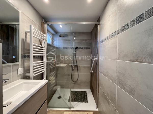 À découvrir dans le secteur recherché de Choudy, cette maison individuelle de 172 m² habitables offre un cadre de vie calme et agréable, idéal pour une famille.

Édifiée sur un terrain d’environ 614 m², cette maison bien entretenue est répartie sur trois niveaux et propose de beaux volumes ainsi qu’une organisation particulièrement fonctionnelle.

Au rez-de-chaussée, vous trouverez un studio indépendant, idéal pour recevoir ou encore pour un éventuel revenu locatif. Ce niveau dispose également d’un garage double et d’une cuisine d’été et d'un cellier.

Le niveau principal se compose d’un agréable double séjour, d’une cuisine indépendante (possibilité d'ouvrir ), de deux chambres, d’un bureau et d’une salle de bains.

Au deuxième étage, deux grandes chambres viennent compléter l’espace nuit et offrent de nombreuses possibilités d’aménagement selon les besoins de la famille.

Cette maison séduit par son calme, ses volumes généreux et sa configuration familiale, avec notamment la possibilité de disposer d’un espace indépendant au rez-de-chaussée.

Un ascenseur permet d'accéder au 1 er depuis le rez de chaussée.

Un bien rare sur le secteur, à découvrir sans tarder !