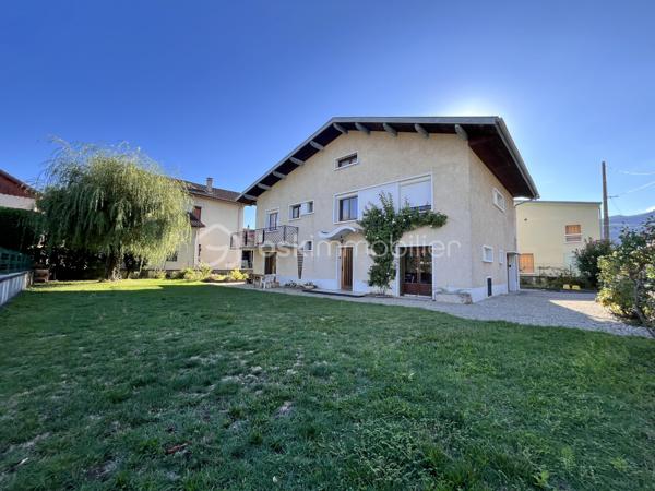 À découvrir dans le secteur recherché de Choudy, cette maison individuelle de 172 m² habitables offre un cadre de vie calme et agréable, idéal pour une famille.

Édifiée sur un terrain d’environ 614 m², cette maison bien entretenue est répartie sur trois niveaux et propose de beaux volumes ainsi qu’une organisation particulièrement fonctionnelle.

Au rez-de-chaussée, vous trouverez un studio indépendant, idéal pour recevoir ou encore pour un éventuel revenu locatif. Ce niveau dispose également d’un garage double et d’une cuisine d’été et d'un cellier.

Le niveau principal se compose d’un agréable double séjour, d’une cuisine indépendante (possibilité d'ouvrir ), de deux chambres, d’un bureau et d’une salle de bains.

Au deuxième étage, deux grandes chambres viennent compléter l’espace nuit et offrent de nombreuses possibilités d’aménagement selon les besoins de la famille.

Cette maison séduit par son calme, ses volumes généreux et sa configuration familiale, avec notamment la possibilité de disposer d’un espace indépendant au rez-de-chaussée.

Un ascenseur permet d'accéder au 1 er depuis le rez de chaussée.

Un bien rare sur le secteur, à découvrir sans tarder !