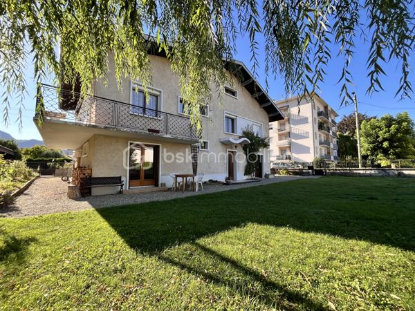 À découvrir dans le secteur recherché de Choudy, cette maison individuelle de 172 m² habitables offre un cadre de vie calme et agréable, idéal pour une famille.

Édifiée sur un terrain d’environ 614 m², cette maison bien entretenue est répartie sur trois niveaux et propose de beaux volumes ainsi qu’une organisation particulièrement fonctionnelle.

Au rez-de-chaussée, vous trouverez un studio indépendant, idéal pour recevoir ou encore pour un éventuel revenu locatif. Ce niveau dispose également d’un garage double et d’une cuisine d’été et d'un cellier.

Le niveau principal se compose d’un agréable double séjour, d’une cuisine indépendante (possibilité d'ouvrir ), de deux chambres, d’un bureau et d’une salle de bains.

Au deuxième étage, deux grandes chambres viennent compléter l’espace nuit et offrent de nombreuses possibilités d’aménagement selon les besoins de la famille.

Cette maison séduit par son calme, ses volumes généreux et sa configuration familiale, avec notamment la possibilité de disposer d’un espace indépendant au rez-de-chaussée.

Un ascenseur permet d'accéder au 1 er depuis le rez de chaussée.

Un bien rare sur le secteur, à découvrir sans tarder !