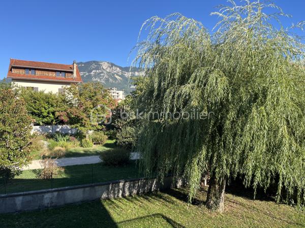 À découvrir dans le secteur recherché de Choudy, cette maison individuelle de 172 m² habitables offre un cadre de vie calme et agréable, idéal pour une famille.

Édifiée sur un terrain d’environ 614 m², cette maison bien entretenue est répartie sur trois niveaux et propose de beaux volumes ainsi qu’une organisation particulièrement fonctionnelle.

Au rez-de-chaussée, vous trouverez un studio indépendant, idéal pour recevoir ou encore pour un éventuel revenu locatif. Ce niveau dispose également d’un garage double et d’une cuisine d’été et d'un cellier.

Le niveau principal se compose d’un agréable double séjour, d’une cuisine indépendante (possibilité d'ouvrir ), de deux chambres, d’un bureau et d’une salle de bains.

Au deuxième étage, deux grandes chambres viennent compléter l’espace nuit et offrent de nombreuses possibilités d’aménagement selon les besoins de la famille.

Cette maison séduit par son calme, ses volumes généreux et sa configuration familiale, avec notamment la possibilité de disposer d’un espace indépendant au rez-de-chaussée.

Un ascenseur permet d'accéder au 1 er depuis le rez de chaussée.

Un bien rare sur le secteur, à découvrir sans tarder !