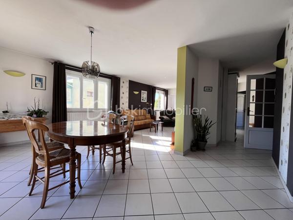À découvrir dans le secteur recherché de Choudy, cette maison individuelle de 172 m² habitables offre un cadre de vie calme et agréable, idéal pour une famille.

Édifiée sur un terrain d’environ 614 m², cette maison bien entretenue est répartie sur trois niveaux et propose de beaux volumes ainsi qu’une organisation particulièrement fonctionnelle.

Au rez-de-chaussée, vous trouverez un studio indépendant, idéal pour recevoir ou encore pour un éventuel revenu locatif. Ce niveau dispose également d’un garage double et d’une cuisine d’été et d'un cellier.

Le niveau principal se compose d’un agréable double séjour, d’une cuisine indépendante (possibilité d'ouvrir ), de deux chambres, d’un bureau et d’une salle de bains.

Au deuxième étage, deux grandes chambres viennent compléter l’espace nuit et offrent de nombreuses possibilités d’aménagement selon les besoins de la famille.

Cette maison séduit par son calme, ses volumes généreux et sa configuration familiale, avec notamment la possibilité de disposer d’un espace indépendant au rez-de-chaussée.

Un ascenseur permet d'accéder au 1 er depuis le rez de chaussée.

Un bien rare sur le secteur, à découvrir sans tarder !