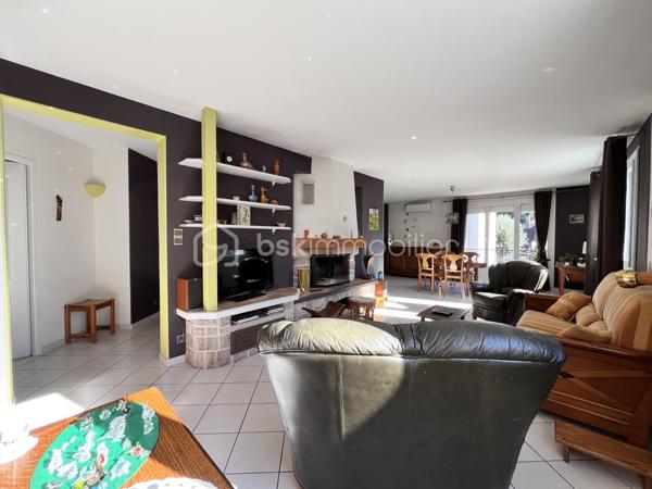 À découvrir dans le secteur recherché de Choudy, cette maison individuelle de 172 m² habitables offre un cadre de vie calme et agréable, idéal pour une famille.

Édifiée sur un terrain d’environ 614 m², cette maison bien entretenue est répartie sur trois niveaux et propose de beaux volumes ainsi qu’une organisation particulièrement fonctionnelle.

Au rez-de-chaussée, vous trouverez un studio indépendant, idéal pour recevoir ou encore pour un éventuel revenu locatif. Ce niveau dispose également d’un garage double et d’une cuisine d’été et d'un cellier.

Le niveau principal se compose d’un agréable double séjour, d’une cuisine indépendante (possibilité d'ouvrir ), de deux chambres, d’un bureau et d’une salle de bains.

Au deuxième étage, deux grandes chambres viennent compléter l’espace nuit et offrent de nombreuses possibilités d’aménagement selon les besoins de la famille.

Cette maison séduit par son calme, ses volumes généreux et sa configuration familiale, avec notamment la possibilité de disposer d’un espace indépendant au rez-de-chaussée.

Un ascenseur permet d'accéder au 1 er depuis le rez de chaussée.

Un bien rare sur le secteur, à découvrir sans tarder !