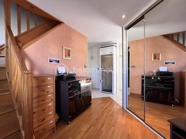 À découvrir dans le secteur recherché de Choudy, cette maison individuelle de 172 m² habitables offre un cadre de vie calme et agréable, idéal pour une famille.

Édifiée sur un terrain d’environ 614 m², cette maison bien entretenue est répartie sur trois niveaux et propose de beaux volumes ainsi qu’une organisation particulièrement fonctionnelle.

Au rez-de-chaussée, vous trouverez un studio indépendant, idéal pour recevoir ou encore pour un éventuel revenu locatif. Ce niveau dispose également d’un garage double et d’une cuisine d’été et d'un cellier.

Le niveau principal se compose d’un agréable double séjour, d’une cuisine indépendante (possibilité d'ouvrir ), de deux chambres, d’un bureau et d’une salle de bains.

Au deuxième étage, deux grandes chambres viennent compléter l’espace nuit et offrent de nombreuses possibilités d’aménagement selon les besoins de la famille.

Cette maison séduit par son calme, ses volumes généreux et sa configuration familiale, avec notamment la possibilité de disposer d’un espace indépendant au rez-de-chaussée.

Un ascenseur permet d'accéder au 1 er depuis le rez de chaussée.

Un bien rare sur le secteur, à découvrir sans tarder !