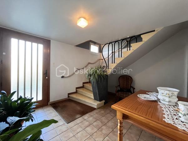 À découvrir dans le secteur recherché de Choudy, cette maison individuelle de 172 m² habitables offre un cadre de vie calme et agréable, idéal pour une famille.

Édifiée sur un terrain d’environ 614 m², cette maison bien entretenue est répartie sur trois niveaux et propose de beaux volumes ainsi qu’une organisation particulièrement fonctionnelle.

Au rez-de-chaussée, vous trouverez un studio indépendant, idéal pour recevoir ou encore pour un éventuel revenu locatif. Ce niveau dispose également d’un garage double et d’une cuisine d’été et d'un cellier.

Le niveau principal se compose d’un agréable double séjour, d’une cuisine indépendante (possibilité d'ouvrir ), de deux chambres, d’un bureau et d’une salle de bains.

Au deuxième étage, deux grandes chambres viennent compléter l’espace nuit et offrent de nombreuses possibilités d’aménagement selon les besoins de la famille.

Cette maison séduit par son calme, ses volumes généreux et sa configuration familiale, avec notamment la possibilité de disposer d’un espace indépendant au rez-de-chaussée.

Un ascenseur permet d'accéder au 1 er depuis le rez de chaussée.

Un bien rare sur le secteur, à découvrir sans tarder !