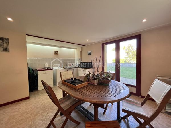 À découvrir dans le secteur recherché de Choudy, cette maison individuelle de 172 m² habitables offre un cadre de vie calme et agréable, idéal pour une famille.

Édifiée sur un terrain d’environ 614 m², cette maison bien entretenue est répartie sur trois niveaux et propose de beaux volumes ainsi qu’une organisation particulièrement fonctionnelle.

Au rez-de-chaussée, vous trouverez un studio indépendant, idéal pour recevoir ou encore pour un éventuel revenu locatif. Ce niveau dispose également d’un garage double et d’une cuisine d’été et d'un cellier.

Le niveau principal se compose d’un agréable double séjour, d’une cuisine indépendante (possibilité d'ouvrir ), de deux chambres, d’un bureau et d’une salle de bains.

Au deuxième étage, deux grandes chambres viennent compléter l’espace nuit et offrent de nombreuses possibilités d’aménagement selon les besoins de la famille.

Cette maison séduit par son calme, ses volumes généreux et sa configuration familiale, avec notamment la possibilité de disposer d’un espace indépendant au rez-de-chaussée.

Un ascenseur permet d'accéder au 1 er depuis le rez de chaussée.

Un bien rare sur le secteur, à découvrir sans tarder !