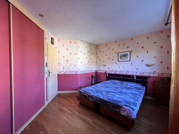 À découvrir dans le secteur recherché de Choudy, cette maison individuelle de 172 m² habitables offre un cadre de vie calme et agréable, idéal pour une famille.

Édifiée sur un terrain d’environ 614 m², cette maison bien entretenue est répartie sur trois niveaux et propose de beaux volumes ainsi qu’une organisation particulièrement fonctionnelle.

Au rez-de-chaussée, vous trouverez un studio indépendant, idéal pour recevoir ou encore pour un éventuel revenu locatif. Ce niveau dispose également d’un garage double et d’une cuisine d’été et d'un cellier.

Le niveau principal se compose d’un agréable double séjour, d’une cuisine indépendante (possibilité d'ouvrir ), de deux chambres, d’un bureau et d’une salle de bains.

Au deuxième étage, deux grandes chambres viennent compléter l’espace nuit et offrent de nombreuses possibilités d’aménagement selon les besoins de la famille.

Cette maison séduit par son calme, ses volumes généreux et sa configuration familiale, avec notamment la possibilité de disposer d’un espace indépendant au rez-de-chaussée.

Un ascenseur permet d'accéder au 1 er depuis le rez de chaussée.

Un bien rare sur le secteur, à découvrir sans tarder !