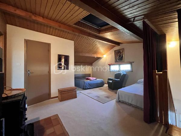 À découvrir dans le secteur recherché de Choudy, cette maison individuelle de 172 m² habitables offre un cadre de vie calme et agréable, idéal pour une famille.

Édifiée sur un terrain d’environ 614 m², cette maison bien entretenue est répartie sur trois niveaux et propose de beaux volumes ainsi qu’une organisation particulièrement fonctionnelle.

Au rez-de-chaussée, vous trouverez un studio indépendant, idéal pour recevoir ou encore pour un éventuel revenu locatif. Ce niveau dispose également d’un garage double et d’une cuisine d’été et d'un cellier.

Le niveau principal se compose d’un agréable double séjour, d’une cuisine indépendante (possibilité d'ouvrir ), de deux chambres, d’un bureau et d’une salle de bains.

Au deuxième étage, deux grandes chambres viennent compléter l’espace nuit et offrent de nombreuses possibilités d’aménagement selon les besoins de la famille.

Cette maison séduit par son calme, ses volumes généreux et sa configuration familiale, avec notamment la possibilité de disposer d’un espace indépendant au rez-de-chaussée.

Un ascenseur permet d'accéder au 1 er depuis le rez de chaussée.

Un bien rare sur le secteur, à découvrir sans tarder !