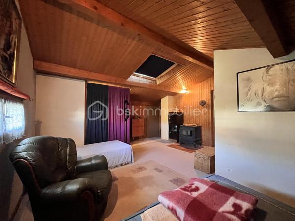 À découvrir dans le secteur recherché de Choudy, cette maison individuelle de 172 m² habitables offre un cadre de vie calme et agréable, idéal pour une famille.

Édifiée sur un terrain d’environ 614 m², cette maison bien entretenue est répartie sur trois niveaux et propose de beaux volumes ainsi qu’une organisation particulièrement fonctionnelle.

Au rez-de-chaussée, vous trouverez un studio indépendant, idéal pour recevoir ou encore pour un éventuel revenu locatif. Ce niveau dispose également d’un garage double et d’une cuisine d’été et d'un cellier.

Le niveau principal se compose d’un agréable double séjour, d’une cuisine indépendante (possibilité d'ouvrir ), de deux chambres, d’un bureau et d’une salle de bains.

Au deuxième étage, deux grandes chambres viennent compléter l’espace nuit et offrent de nombreuses possibilités d’aménagement selon les besoins de la famille.

Cette maison séduit par son calme, ses volumes généreux et sa configuration familiale, avec notamment la possibilité de disposer d’un espace indépendant au rez-de-chaussée.

Un ascenseur permet d'accéder au 1 er depuis le rez de chaussée.

Un bien rare sur le secteur, à découvrir sans tarder !