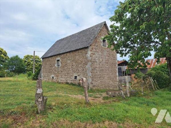 Une Maison d'habitation à rénover, comprenant :
- au rez de chaussée : 3 pièces principales of...
