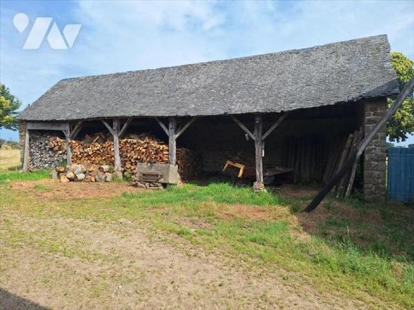 Une Maison d'habitation à rénover, comprenant :
- au rez de chaussée : 3 pièces principales of...