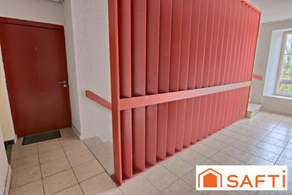 Immeuble : 11 studios, 1 appartement et 1 local commercial.