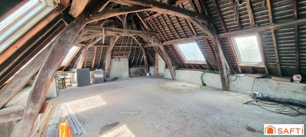 Immeuble : 11 studios, 1 appartement et 1 local commercial.