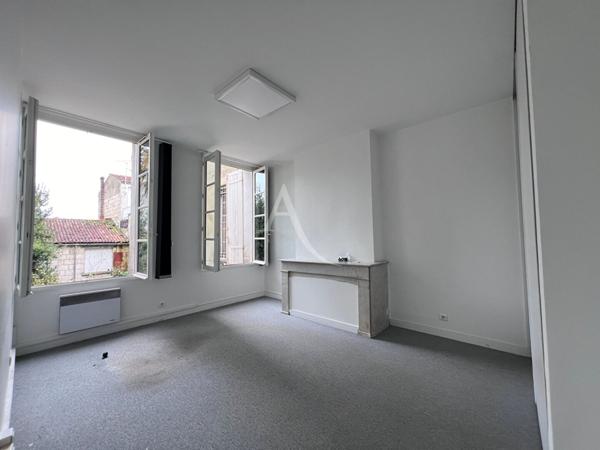 Bureaux Saintes 5 pièce(s) 90 m2