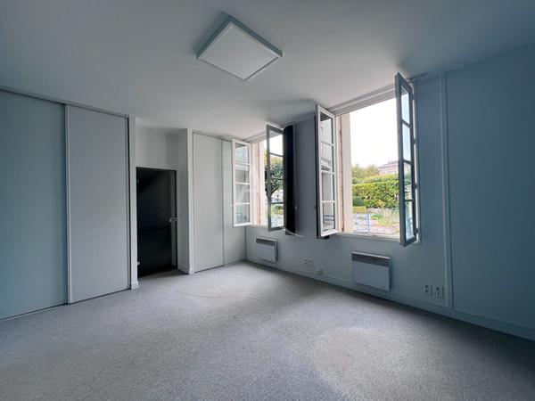 Bureaux Saintes 5 pièce(s) 90 m2