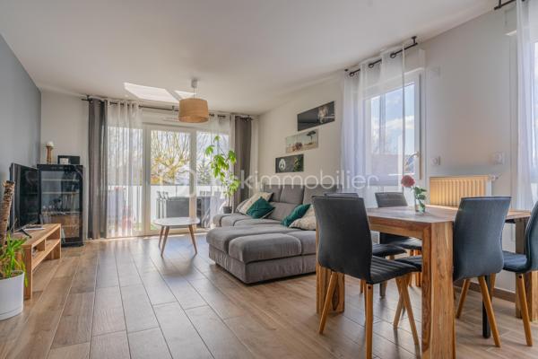 Sur la commune d'Epagny Metz-Tessy, situé au sein d’une copropriété récente de 2022, ce bel appartement T4 d’environ 88 m² saura vous séduire par ses volumes, sa luminosité et la qualité de ses prestations.

Dès l’entrée, vous découvrez un agréable sas avec rangements, offrant un espace fonctionnel et bien pensé. 
L’appartement se compose de trois belles chambres, toutes équipées de parquet massif, apportant chaleur et élégance.

Vous bénéficierez également d’une salle de bain, de WC séparés, ainsi que d’un cellier, idéal pour le rangement au quotidien.

La pièce de vie, spacieuse et lumineuse, propose un séjour avec cuisine ouverte entièrement équipée, sublimé par une semi-séparation type verrière, alliant modernité et convivialité. Cet espace s’ouvre sur une belle terrasse exposée plein Sud, 

Un emplacement idéal au quotidien

Au pied de la résidence, vous trouverez toutes les commodités :
	•	commerces de proximité
	•	écoles
	•	pistes cyclables
	•	transports

Les + du bien
	•	Copropriété récente (2022)
	•	Terrasse exposée Sud
	•	Cuisine équipée 
	•	3 chambres avec parquet massif
	•	Cellier
	•	Place de parking privative
	•	Cave
 
Possibilité d’acquérir un garage double en supplément.

Un cadre de vie pratique et recherché, 

Informations techniques
	•	Chauffage : gaz individuel
	•	Résidence récente, conforme aux normes actuelles

Un bien clé en main, alliant confort moderne et emplacement stratégique. À visiter sans tarder !