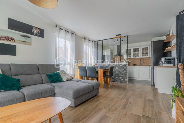 Sur la commune d'Epagny Metz-Tessy, situé au sein d’une copropriété récente de 2022, ce bel appartement T4 d’environ 88 m² saura vous séduire par ses volumes, sa luminosité et la qualité de ses prestations.

Dès l’entrée, vous découvrez un agréable sas avec rangements, offrant un espace fonctionnel et bien pensé. 
L’appartement se compose de trois belles chambres, toutes équipées de parquet massif, apportant chaleur et élégance.

Vous bénéficierez également d’une salle de bain, de WC séparés, ainsi que d’un cellier, idéal pour le rangement au quotidien.

La pièce de vie, spacieuse et lumineuse, propose un séjour avec cuisine ouverte entièrement équipée, sublimé par une semi-séparation type verrière, alliant modernité et convivialité. Cet espace s’ouvre sur une belle terrasse exposée plein Sud, 

Un emplacement idéal au quotidien

Au pied de la résidence, vous trouverez toutes les commodités :
	•	commerces de proximité
	•	écoles
	•	pistes cyclables
	•	transports

Les + du bien
	•	Copropriété récente (2022)
	•	Terrasse exposée Sud
	•	Cuisine équipée 
	•	3 chambres avec parquet massif
	•	Cellier
	•	Place de parking privative
	•	Cave
 
Possibilité d’acquérir un garage double en supplément.

Un cadre de vie pratique et recherché, 

Informations techniques
	•	Chauffage : gaz individuel
	•	Résidence récente, conforme aux normes actuelles

Un bien clé en main, alliant confort moderne et emplacement stratégique. À visiter sans tarder !