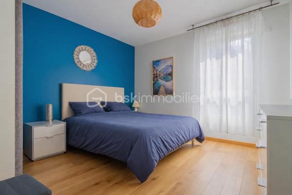 Sur la commune d'Epagny Metz-Tessy, situé au sein d’une copropriété récente de 2022, ce bel appartement T4 d’environ 88 m² saura vous séduire par ses volumes, sa luminosité et la qualité de ses prestations.

Dès l’entrée, vous découvrez un agréable sas avec rangements, offrant un espace fonctionnel et bien pensé. 
L’appartement se compose de trois belles chambres, toutes équipées de parquet massif, apportant chaleur et élégance.

Vous bénéficierez également d’une salle de bain, de WC séparés, ainsi que d’un cellier, idéal pour le rangement au quotidien.

La pièce de vie, spacieuse et lumineuse, propose un séjour avec cuisine ouverte entièrement équipée, sublimé par une semi-séparation type verrière, alliant modernité et convivialité. Cet espace s’ouvre sur une belle terrasse exposée plein Sud, 

Un emplacement idéal au quotidien

Au pied de la résidence, vous trouverez toutes les commodités :
	•	commerces de proximité
	•	écoles
	•	pistes cyclables
	•	transports

Les + du bien
	•	Copropriété récente (2022)
	•	Terrasse exposée Sud
	•	Cuisine équipée 
	•	3 chambres avec parquet massif
	•	Cellier
	•	Place de parking privative
	•	Cave
 
Possibilité d’acquérir un garage double en supplément.

Un cadre de vie pratique et recherché, 

Informations techniques
	•	Chauffage : gaz individuel
	•	Résidence récente, conforme aux normes actuelles

Un bien clé en main, alliant confort moderne et emplacement stratégique. À visiter sans tarder !
